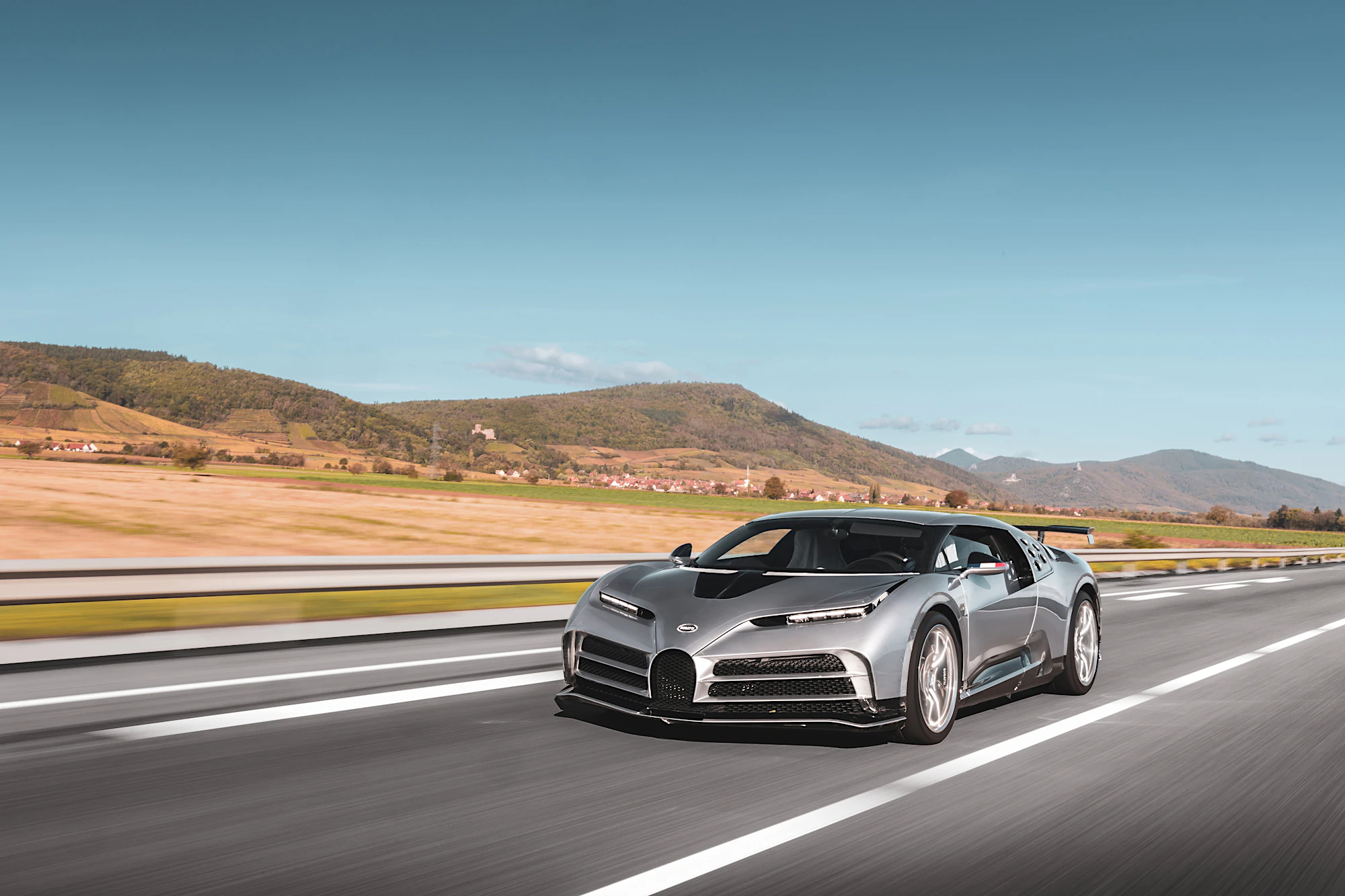 EB110 Argent 车漆的 Centodieci 公路测试